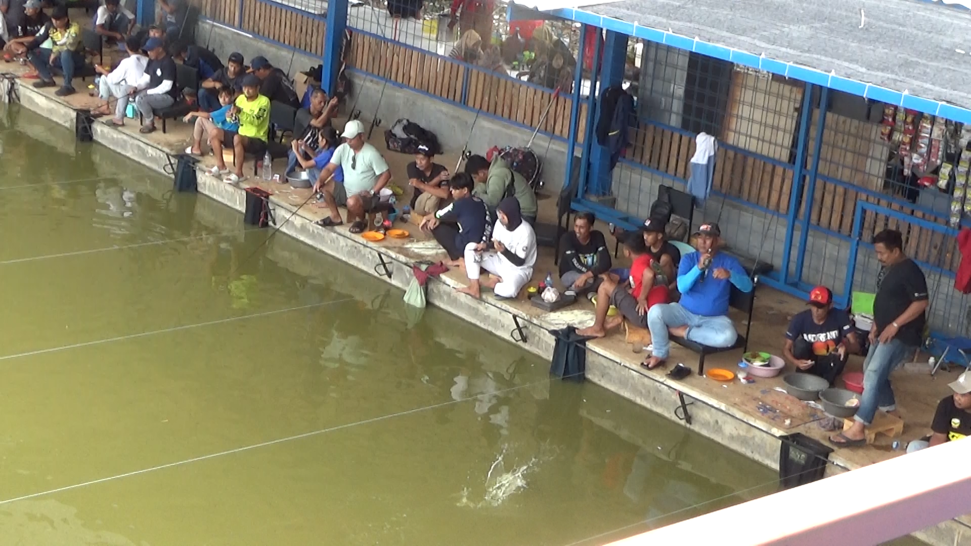 Suasana kolam Pemancingan She Abang